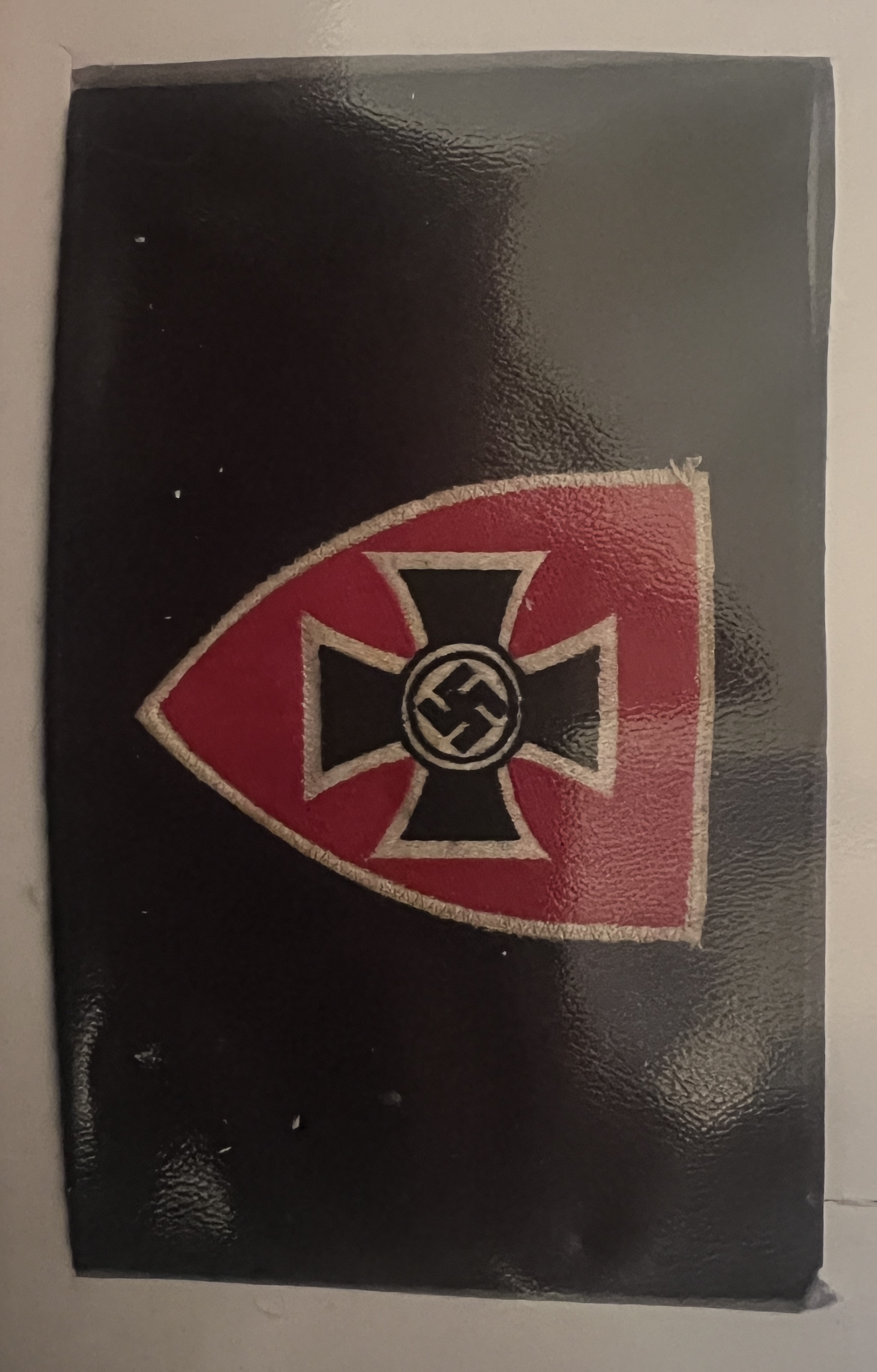 Central shield with Iron Cross and swastika on a dark-blue band